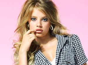 Картинка Xenia Tchoumitcheva Рубашка Смотрят девушка