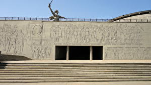 Фото Памятники Волгоград Мамаев курган,Стена с барельефами