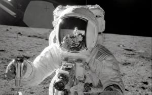 Картинка Астронавт Луна Шлем Отражается Фотоаппарат на луне Космос