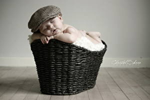 Фото Младенцы Корзина в кепке и корзине ребёнок