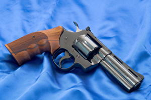 Картинка Пистолет Револьвера Colt 357 magnum военные