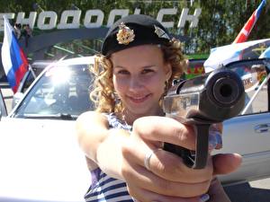 Обои Пистолетом Майка Рука морячка молодая женщина Армия