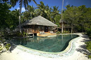Обои для рабочего стола Курорты Мальдивы Плавательный бассейн Бунгало город