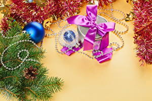 Картинки Праздники Рождество Подарки Ветки Новогодняя ёлка Шишка