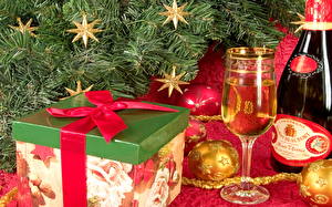 Фото Праздники Новый год Шампанское Подарков Бокал