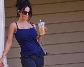 Фотография Denise Milani Майке Очках молодая женщина