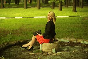 Фотографии Туфли Юбка Блондинки Траве Девушки