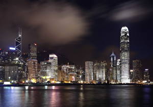Фото Китай Река Небо Гонконг Небоскребы Побережье Здания Ночь Мегаполис гавань Виктория город