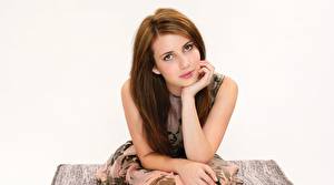 Обои Эмма Робертс Смотрят Брюнеток Шатенка