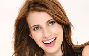 Фотография Emma Roberts Смотрит Улыбается Брюнетки Шатенка
