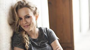Обои для рабочего стола Bridgit Mendler Смотрит Лицо Улыбка Серьги Волосы Музыка Знаменитости Девушки