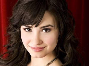 Картинка Demi Lovato Глаза Лицо Смотрит Улыбается Брюнетки Волосы Знаменитости