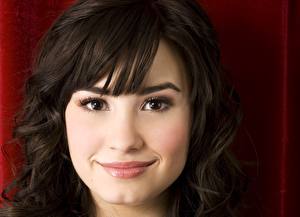 Обои Demi Lovato Глаза Лицо Взгляд Улыбается Брюнетка Волос Знаменитости