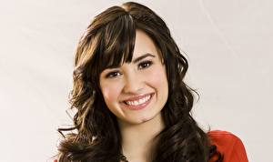 Фотография Demi Lovato Смотрит Лицо Улыбка Брюнетка Волосы Знаменитости