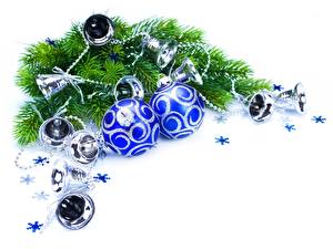 Обои Праздники Новый год Шар Колокольчики Ветвь Елка