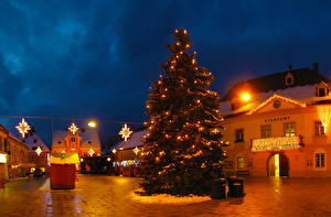 Обои Австрия Здания Небо Новогодняя ёлка Улица В ночи HDR Штирия Капфенберг город