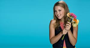 Обои для рабочего стола Гербера Emily Osment Взгляд Улыбается Руки Брюнетки Русые Музыка Знаменитости Девушки