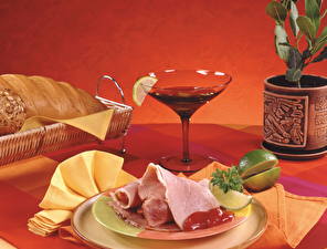 Картинка Натюрморт Ветчина Хлеб Лимоны Бокалы Тарелка Еда