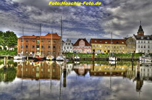 Фотография Германия Здания Река Парусные Небо Яхта Облака HDR Глюкштадт город