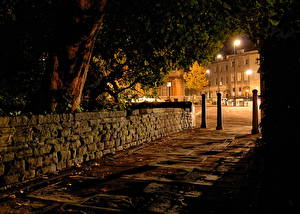 Обои для рабочего стола Великобритания Ночь Тротуар Уличные фонари Улица Clifton Bristol город