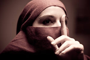 Картинка Глаза Пальцы Смотрят Рука Хиджаб молодые женщины