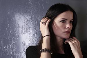 Картинки Jaimie Alexander Взгляд Волосы Брюнеток Руки Девушки
