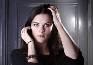 Фото Джейми Александр Глаза Смотрит Лица Волос Брюнетки Руки Девушки