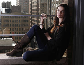 Обои Jaimie Alexander Взгляд Брюнетка Сапогов Девушки