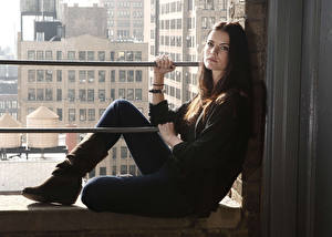 Картинки Jaimie Alexander Смотрит Брюнетка Сапоги Девушки