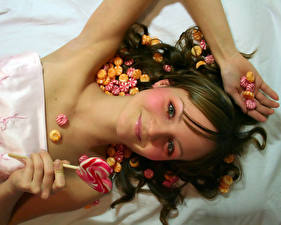 Фотография Конфеты Улыбается Девушки